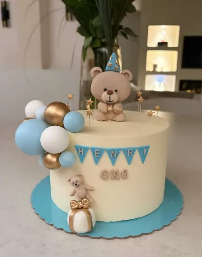 Gâteau d'anniversaire de premier an avec décor ourson, ballons bleu et or — layer cake personnalisé Deauville
